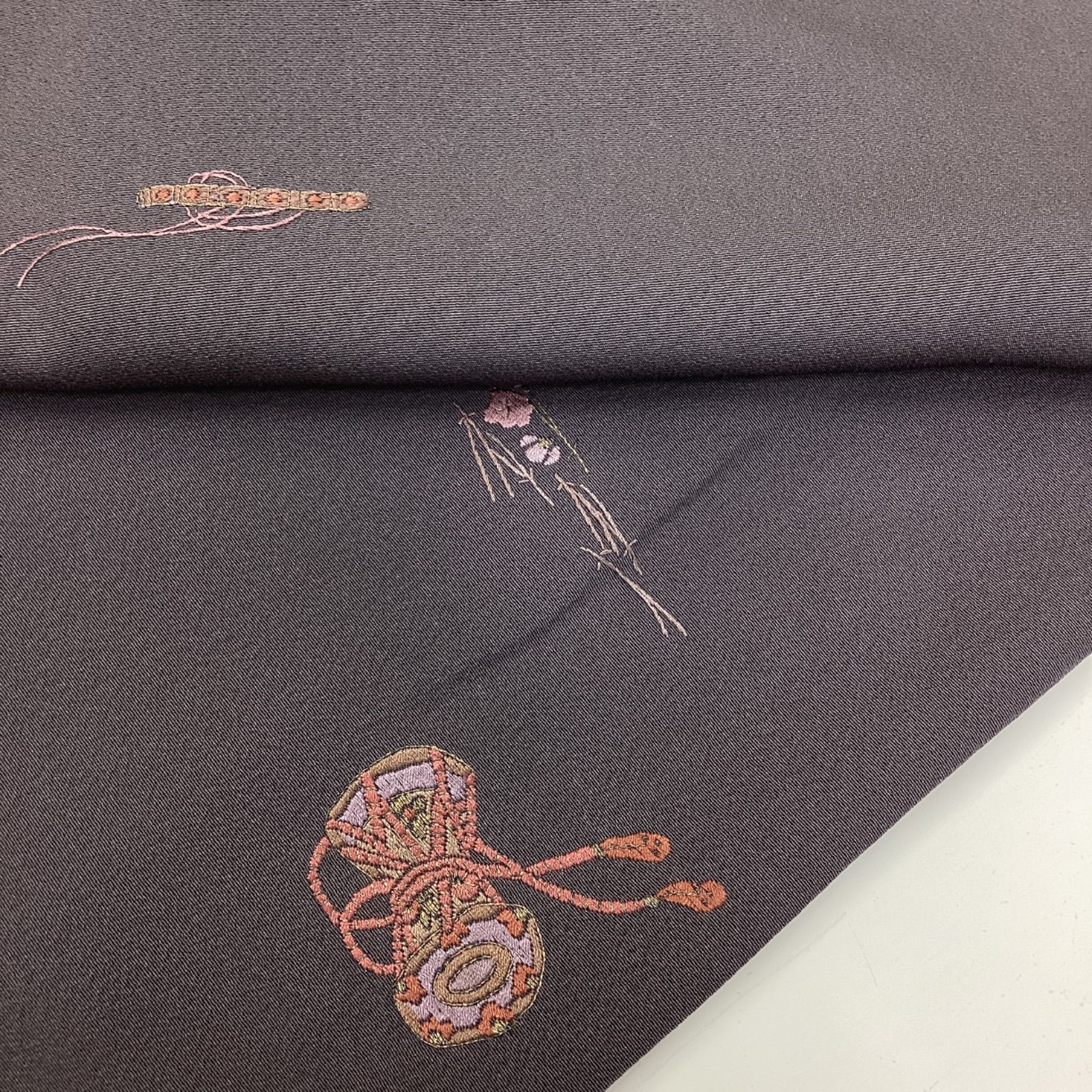 中古品 袷着物 飛び柄小紋 刺繍 ワイドサイズ 正絹R24 - メルカリ