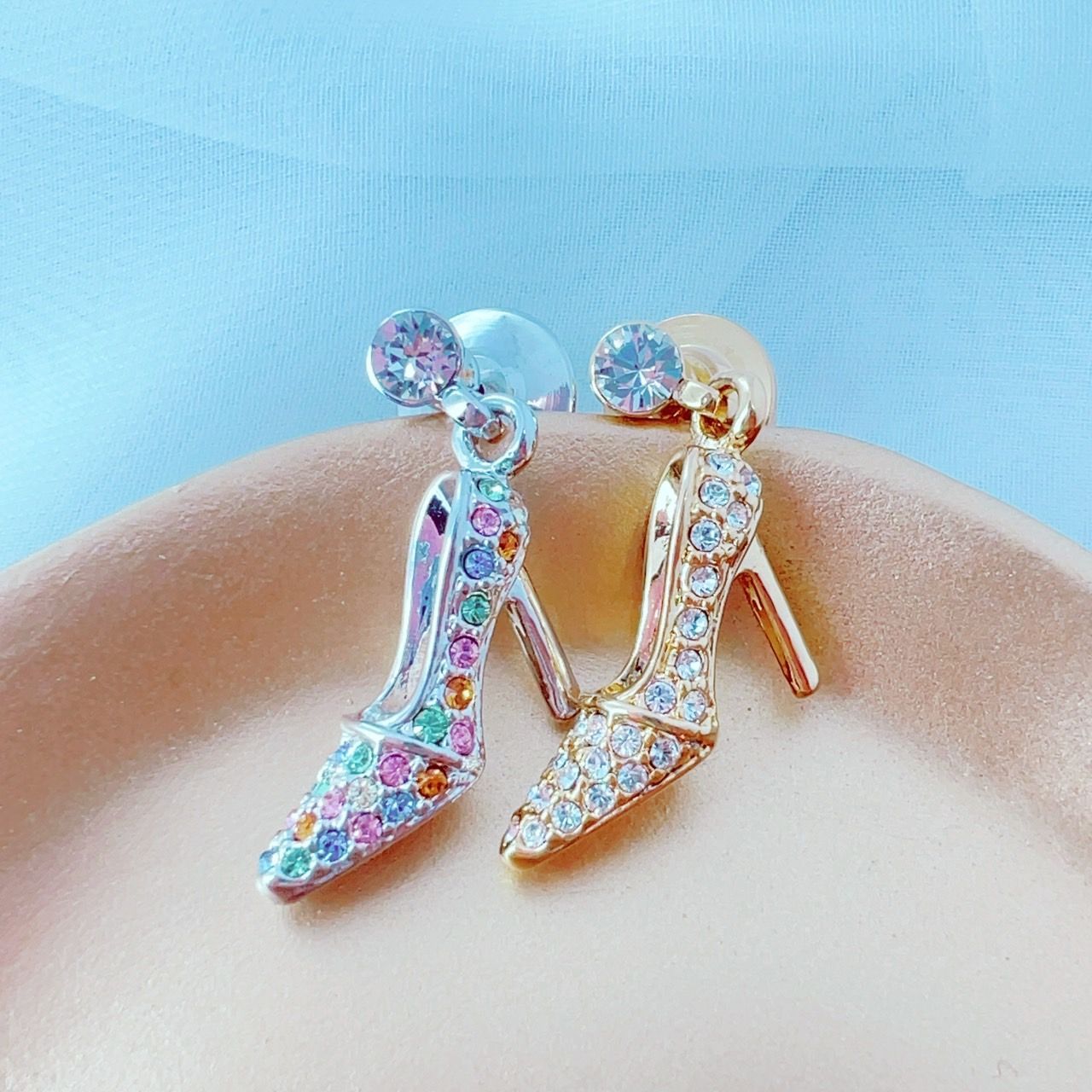 【未使用品】定価１１万超　ディースクエアード　スワロフスキー　華やぐブローチ 未使用品】定価11万超 ディースクエアード スワロフスキー 華やぐ