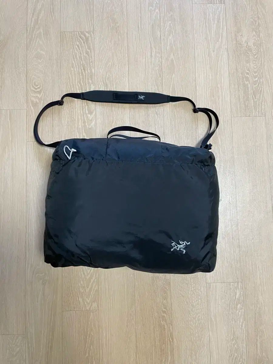 ARC TERYX アークテリクス ブラック ショルダーバッグ - クロスバッグ