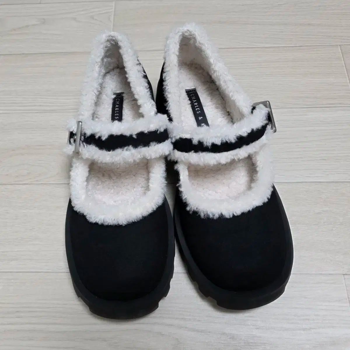 チャールズアンドキース バックル ファー メリージェーン 靴