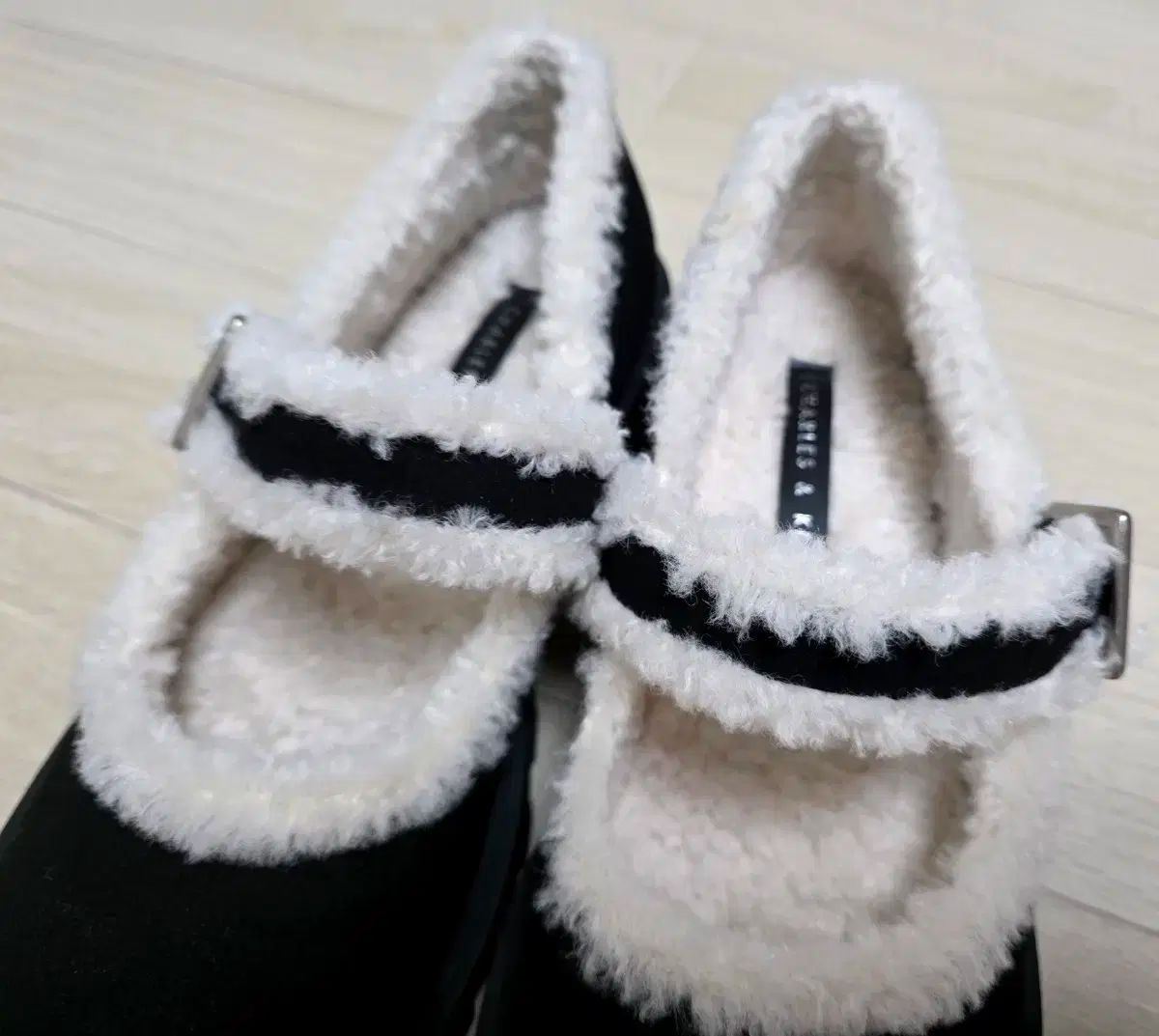 チャールズアンドキース バックル ファー メリージェーン 靴