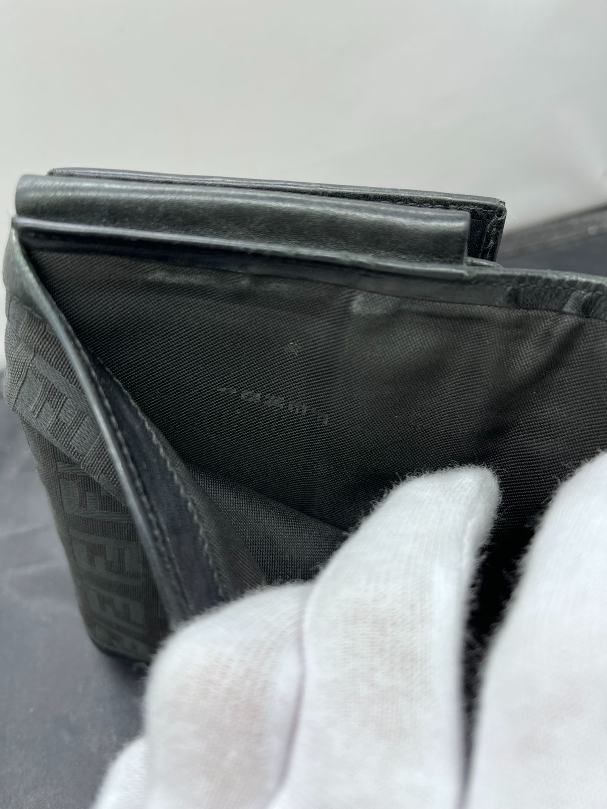 ズッカ 二つ折り財布