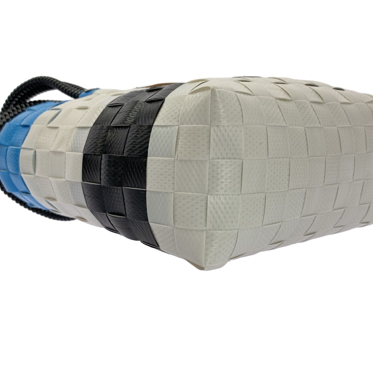 ホワイト ライトブルー