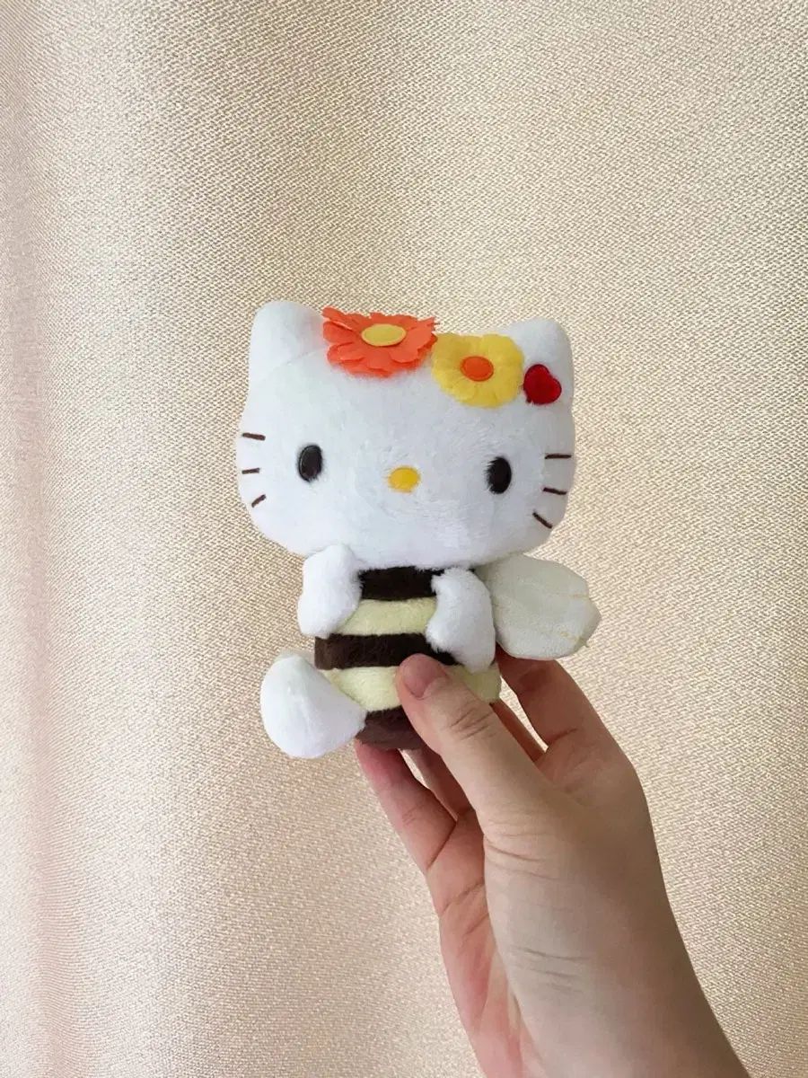 ハローキティ ハチむにゅぐるみマスコット｜むにゅぐるみパティオ公式