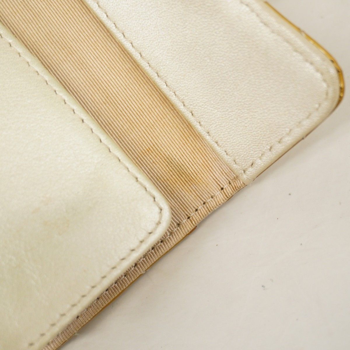  5 oc 1693 シャネル キーケース マトラッセ パテントレザー ベージュ シルバー金具 レディース キーケース 小物