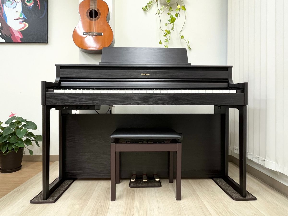 メンテナンス＆クリーニング済み ローランド HP 704 DR ダークローズウッド調 2020年製 電子ピアノ 88鍵盤 木製鍵盤 Roland HPシリーズ 千葉 東京 神奈川 埼玉 愛知 電 の配送設置込
