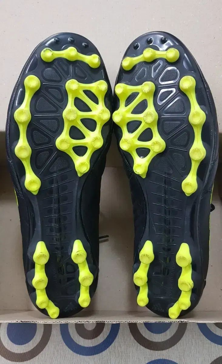 アディダス サッカーシューズ