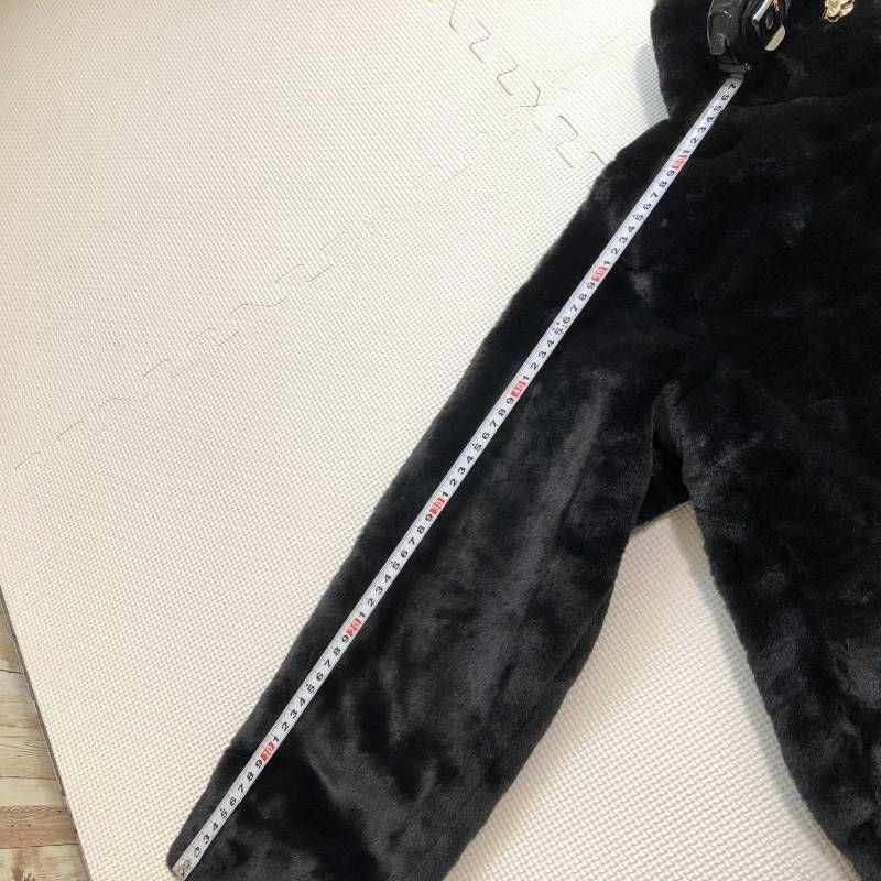 M18092 アンドラブ　カメリアパールビジューボタンのリッチエコファーコート アンドラブ ＆love カメリアパールビジューボタンのリッチエコファー