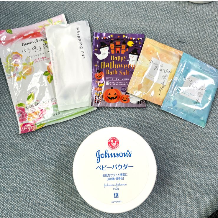 未開封・新品　5個セット　ジョンソン ベビーパウダー (140g) Amazon | ジョンソン&ジョンソン ベビーパウダー プラスチック容器