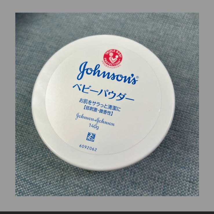 未開封・新品　5個セット　ジョンソン ベビーパウダー (140g) Amazon | ジョンソン&ジョンソン ベビーパウダー プラスチック容器