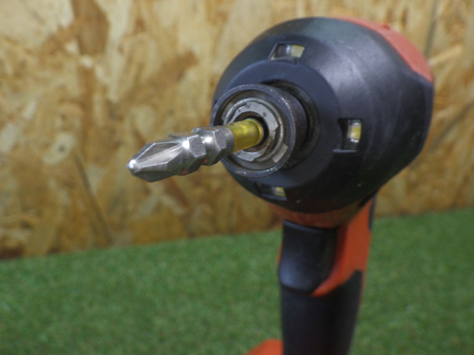 穴あけなどに 人気メーカー HILTI ヒルティ 充電式インパクトドライバー SID4-A22 Sch 2137091 本体のみ 品