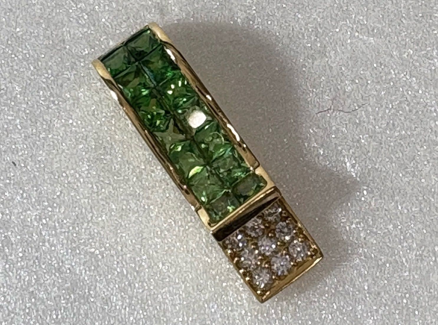 K18 ネックレストップ チャーム ガーネット 緑 ダイヤ