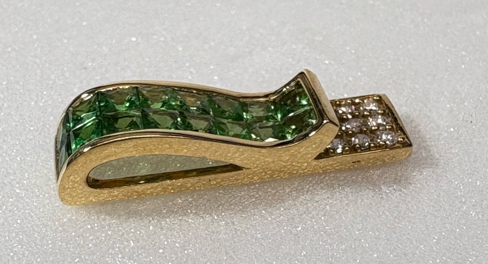 K 18 ネックレストップ チャーム ガーネット 緑 ダイヤ