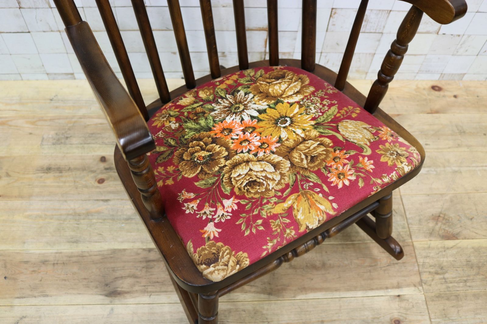 ユラユラ揺れてレトロ気分♪ロッキングチェア(飛騨の家具、ヒダ・ダイ