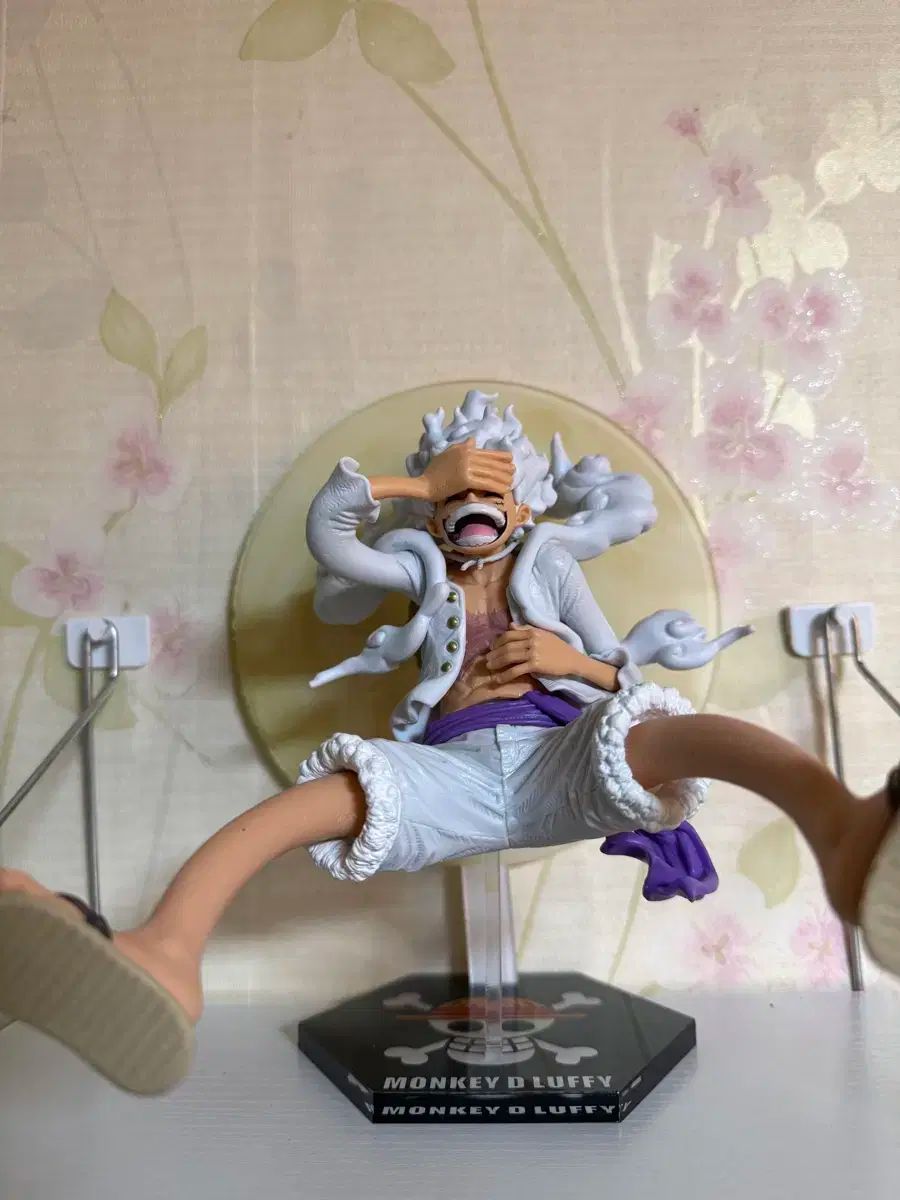 キングOFアーティスト ニカ Tシャツ