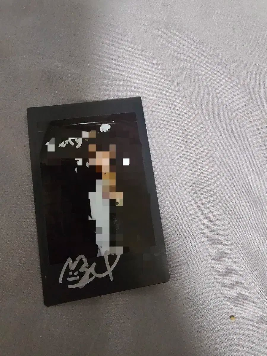 qwer R블 기자회견 マゼンタ サイン タートルネック