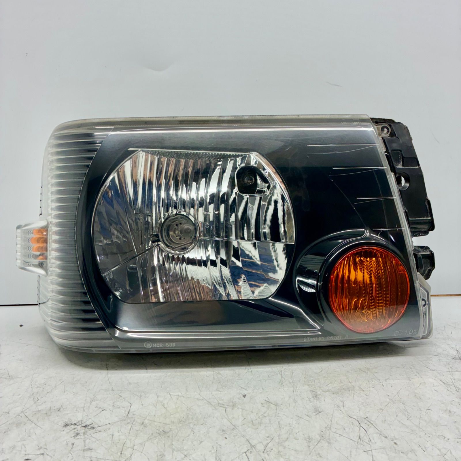 ☆ U61W タウンボックス ヘッドライト左右 スタンレーP5701