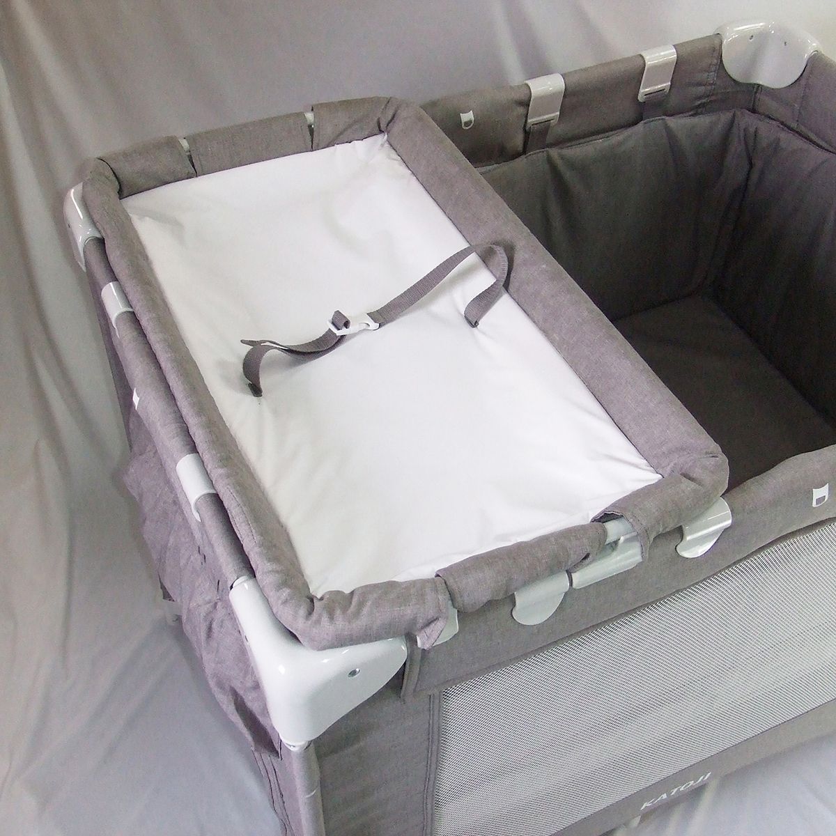 っ 厳選 ベビーベッド カトージ Katoji ポータブルベビーベッド おむつ替えテーブル付 C.一般