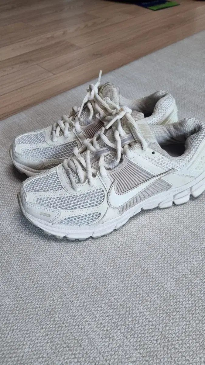 ナイキ ズーム ボメロ 5 アイボリー ベージュ 230