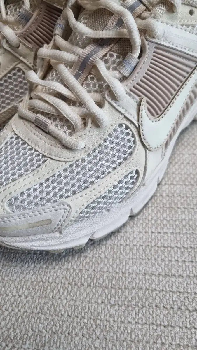 ナイキ ズーム ボメロ 5 アイボリー ベージュ 230
