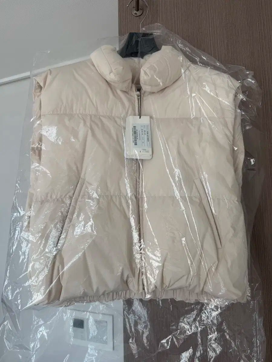 the CASHMERE ダウンベスト