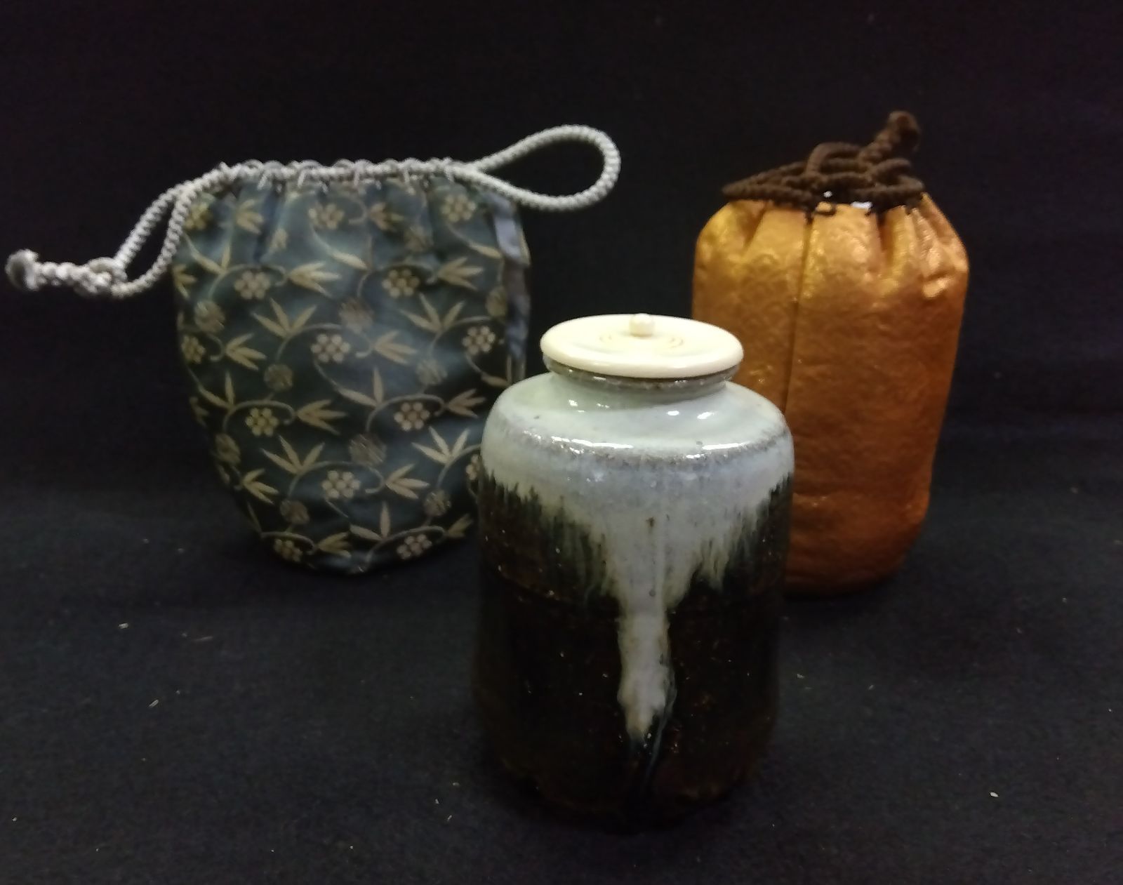 茶道具 茶入 唐津 朝鮮唐津 肩衝茶入 岡本作礼 仕覆 笹蔓緞子 古渡双亀