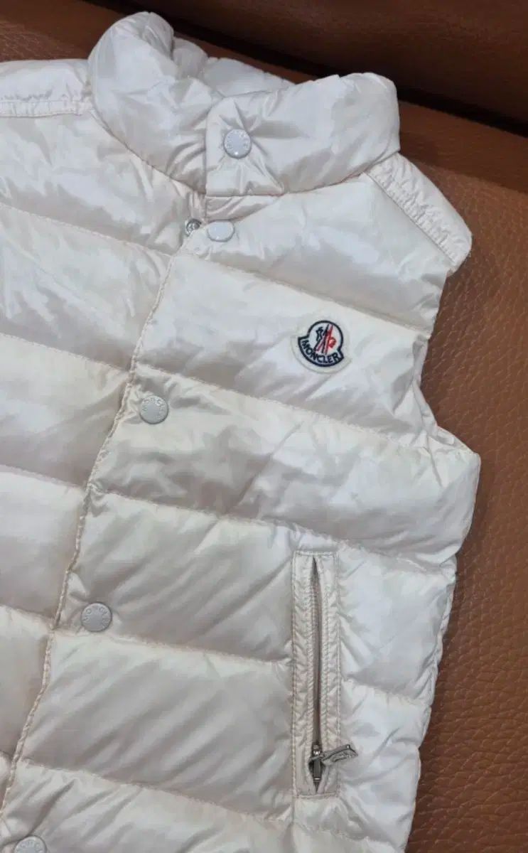 モンクレール ユア ダウンベスト アイボリー