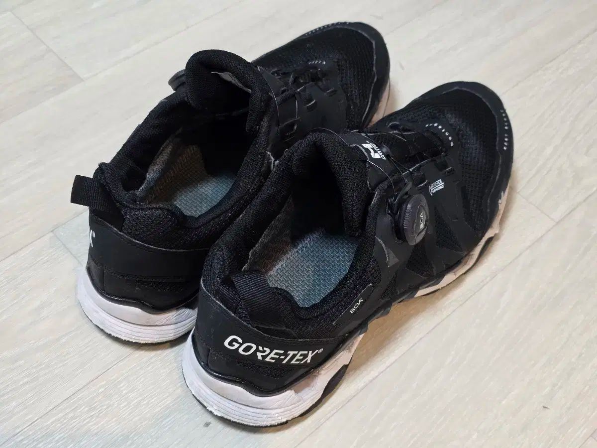 ミレーxCRITIC クリティック GTX サラウンド シティ トレッカー