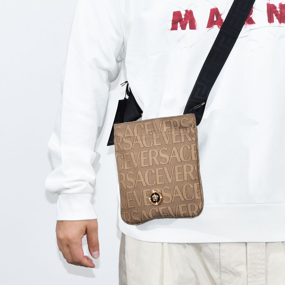 ヴェルサーチ ショルダーバッグ ロゴオールオーバーサコッシュバッグ VERSACE 1020745