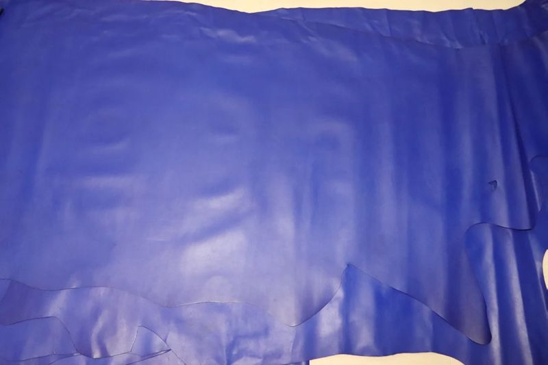 サファイア 220 ds ヌメ革 バッファロー革 インド レザー スムース加工 はぎれ 一枚革 レザークラフト 革 皮 本革 diy 生地 材料