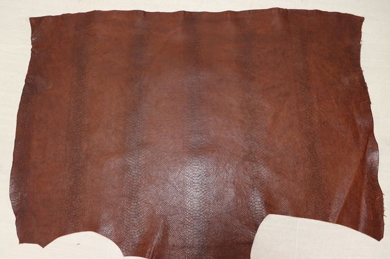 レッドブラウン 104 ds ヌメ革 ショルダーレザー 牛革 イタリア レザー スネーク型押し はぎれ 一枚革 レザークラフト 革 皮 本革 diy 生地 材料
