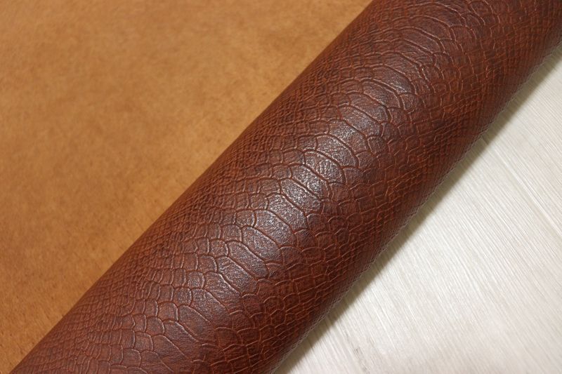 レッドブラウン 104ds ヌメ革 ショルダーレザー 牛革 イタリア レザー スネーク型押し はぎれ 一枚革 レザークラフト 革 皮 本革 diy 生地 材料