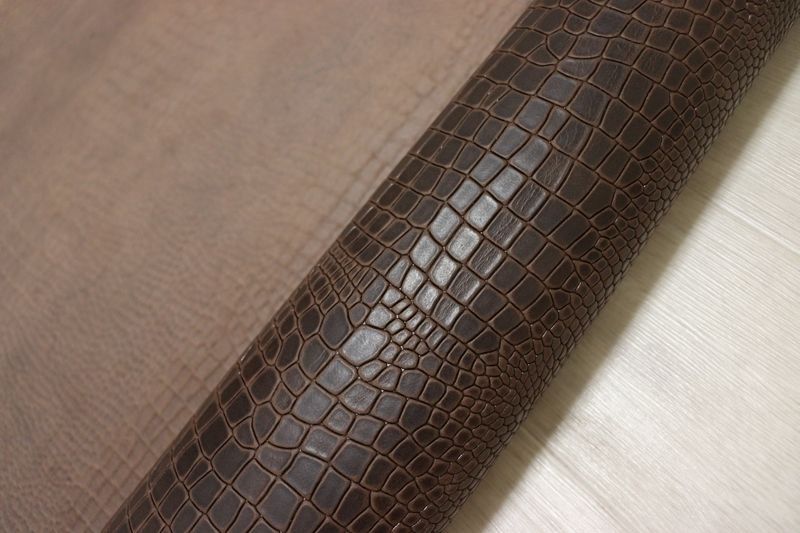 ヴィンテージブラウン 120ds ヌメ革 ショルダーレザー 牛革 イタリア レザー クロコ型押し はぎれ 一枚革 レザークラフト 革 皮 本革 diy 生地 材料
