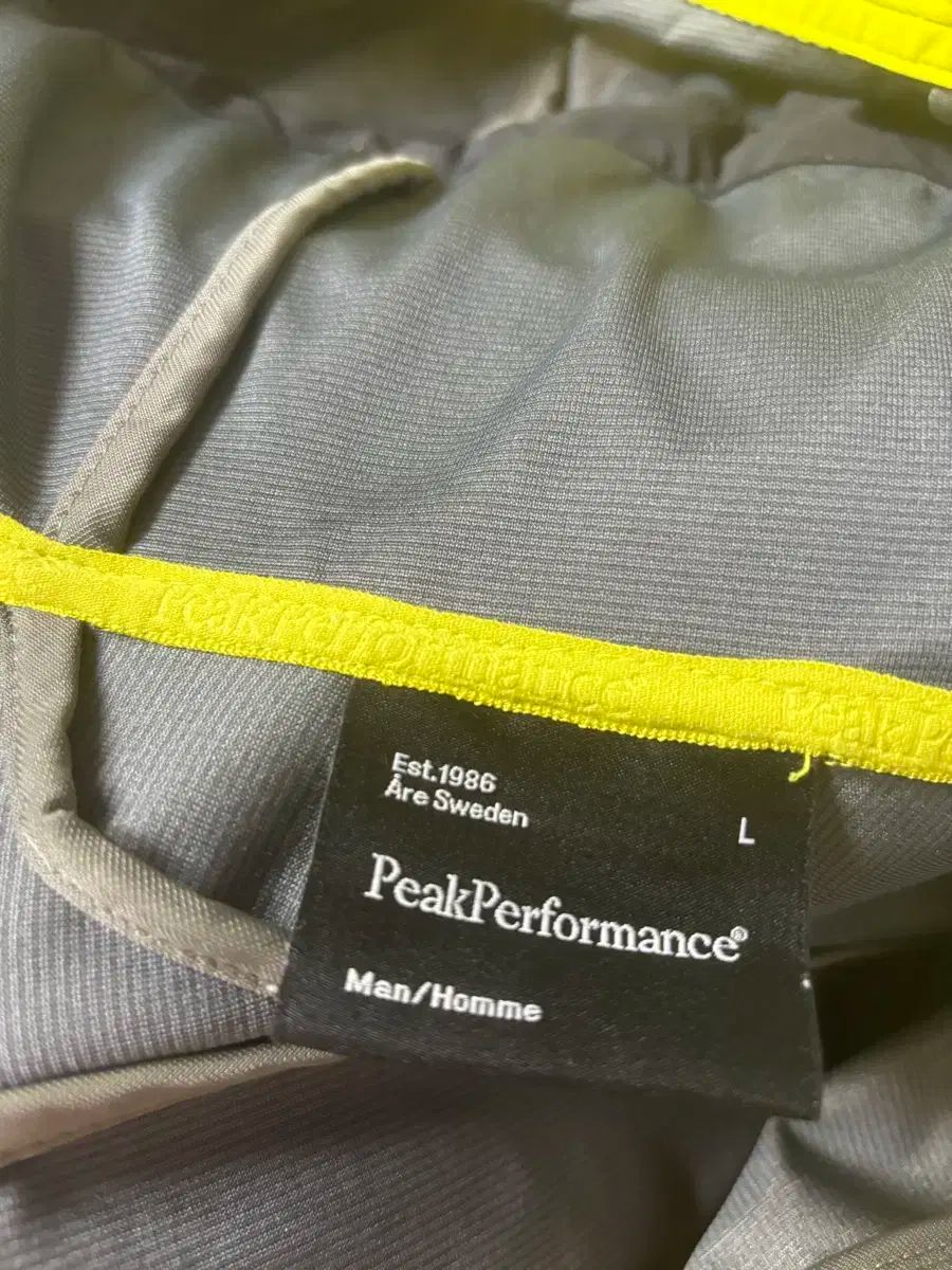 ピークパフォーマンス フード ウィンドブレーカー