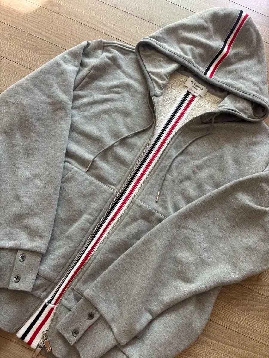 新モデル 4 Thom Browne トム ブラウン 白 3本線 グレー パーカー ジップアップ 4サイズ ほぼ