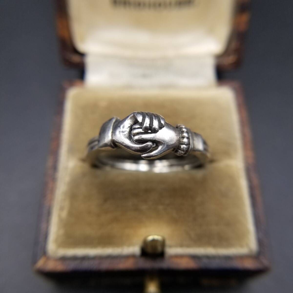 隠されたハート 握手する手 925 シルバー ヴィンテージ リング 銀 指輪 3連 バンド モチーフジュエリー Hands Shake H ing Heart R 16 V