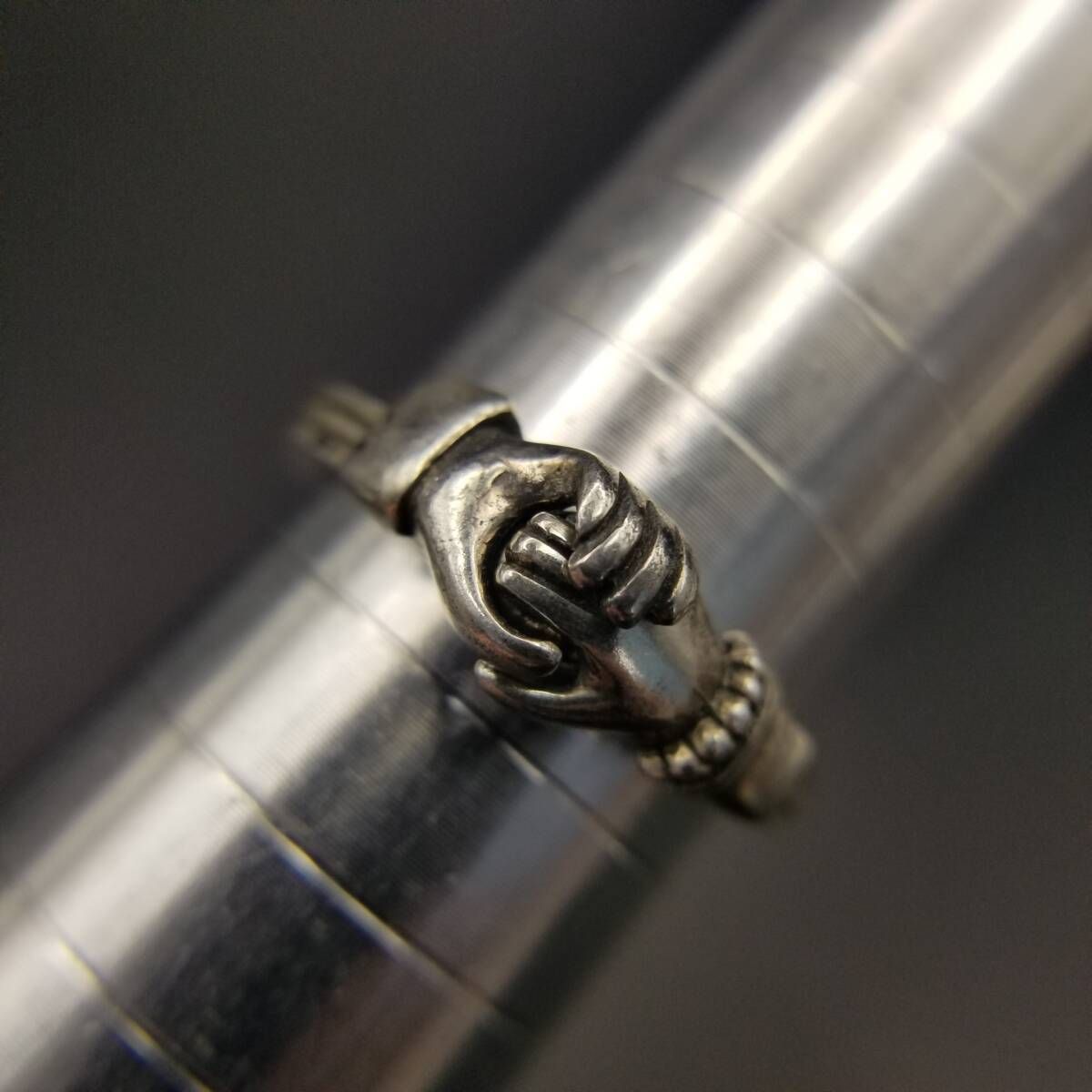 隠されたハート 握手する手 925 シルバー ヴィンテージ リング 銀 指輪 3連 バンド モチーフジュエリー Hands Shake H ing Heart R16-V