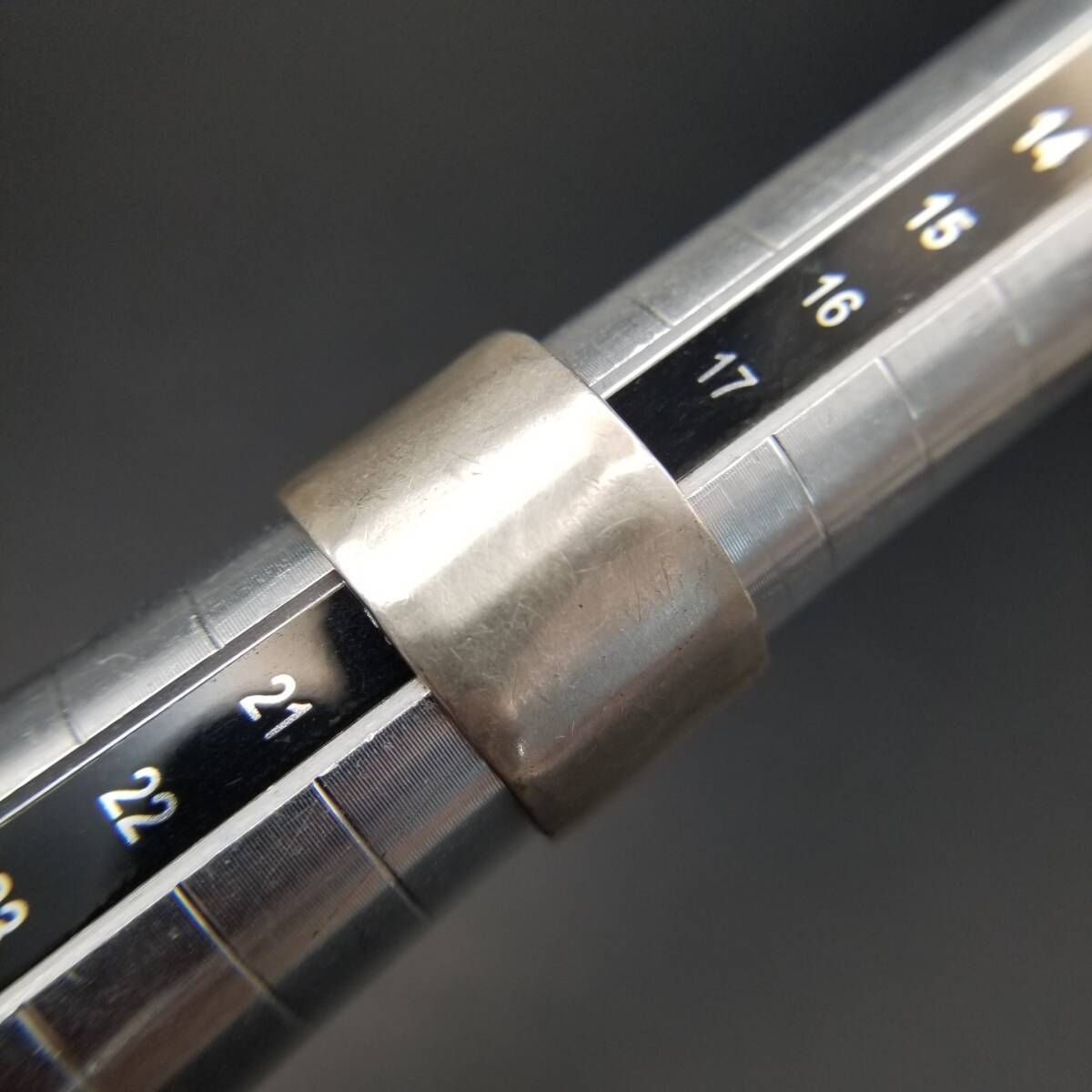  1993年 英国 ヴィンテージ London ホールマーク 彫金 925 シルバー バンド リング 指輪 銀 存在感 R 16 W リング 指輪 アクセサリー