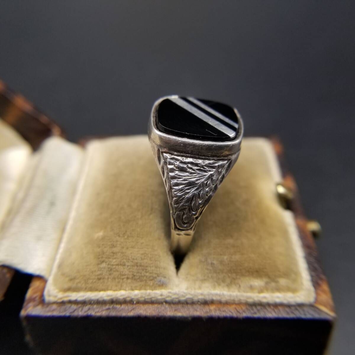 ヴィンテージ シグネット　オニキス　シルバーリング　11号 オニキス スラッシュライン フローラル彫金 925 シルバー ヴィンテージ