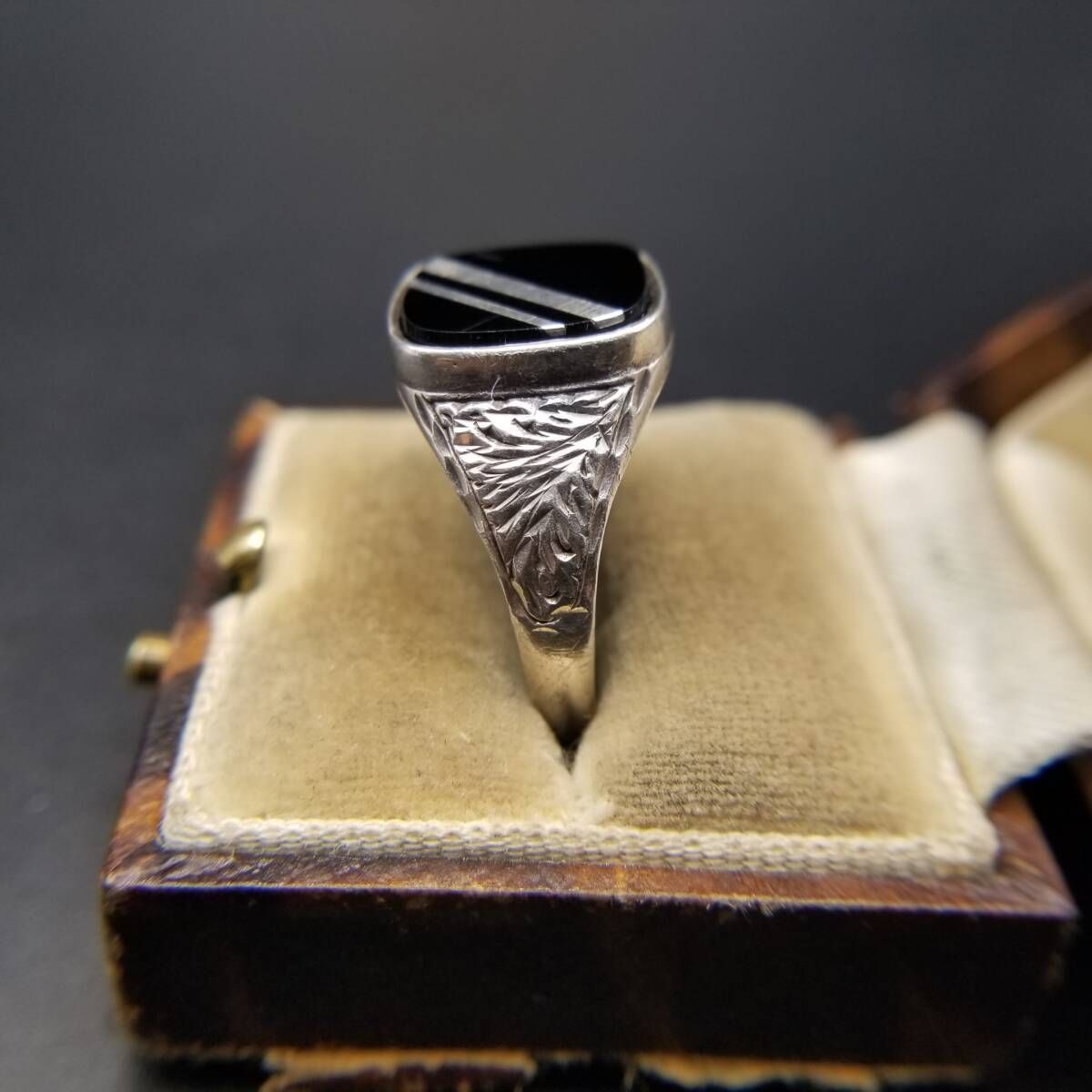 専用　激渋　ヴィンテージ　オニキス　アンティーク　アメリカ　シルバー　シグネット オニキス スラッシュライン フローラル彫金 925 シルバー ヴィンテージ