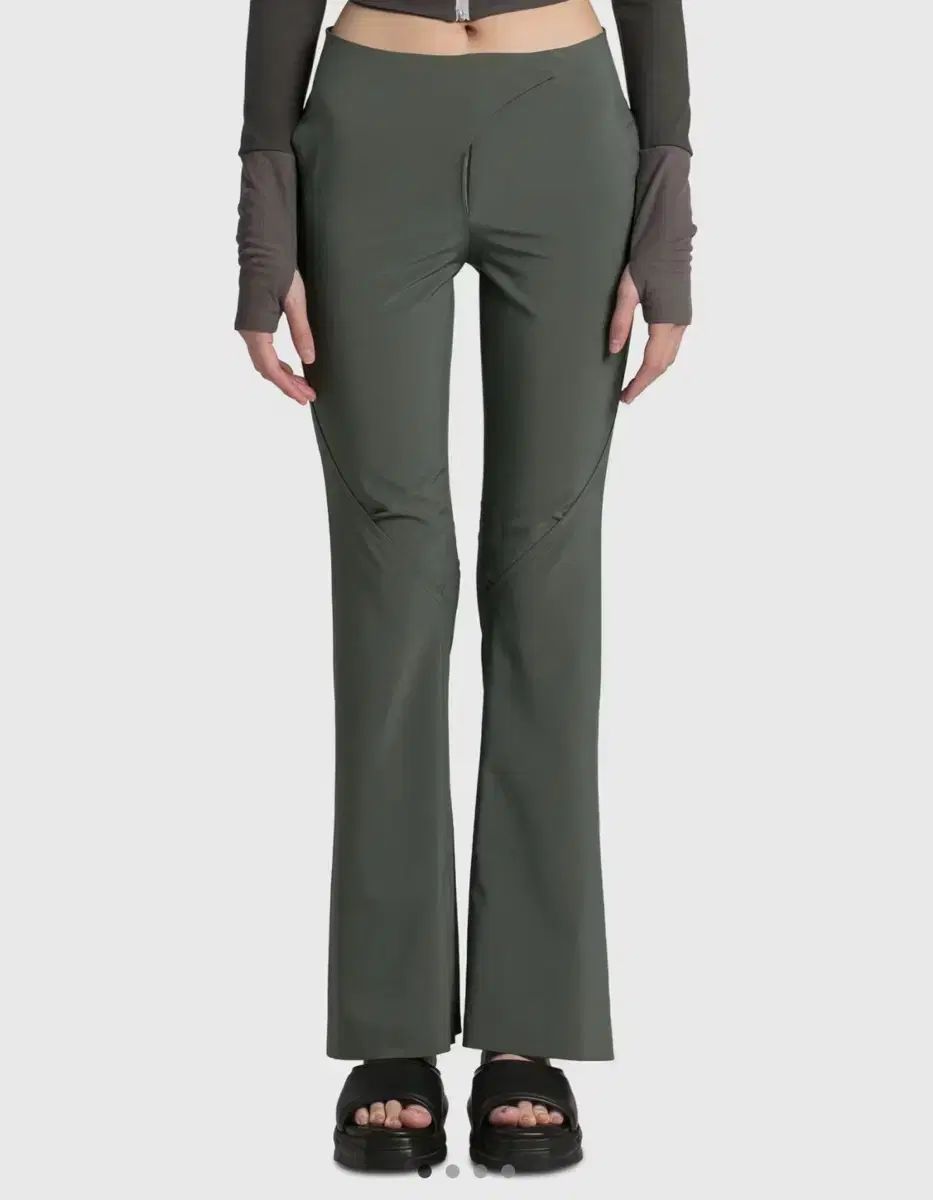 Hyein Seo 혜인서 スリット パンツ