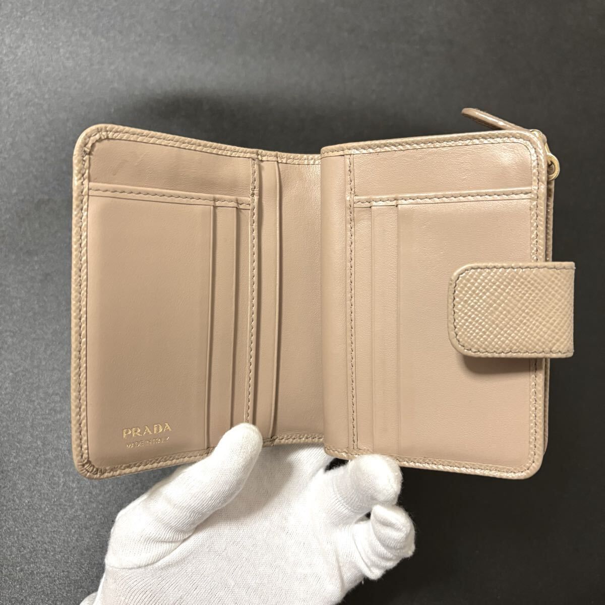 【Mmm】PRADA サフィアーノ レザー 二つ折り財布 ベージュ q27 プラダ PRADA 二つ折り財布 ピンク ベージュ サフィアーノ レザー