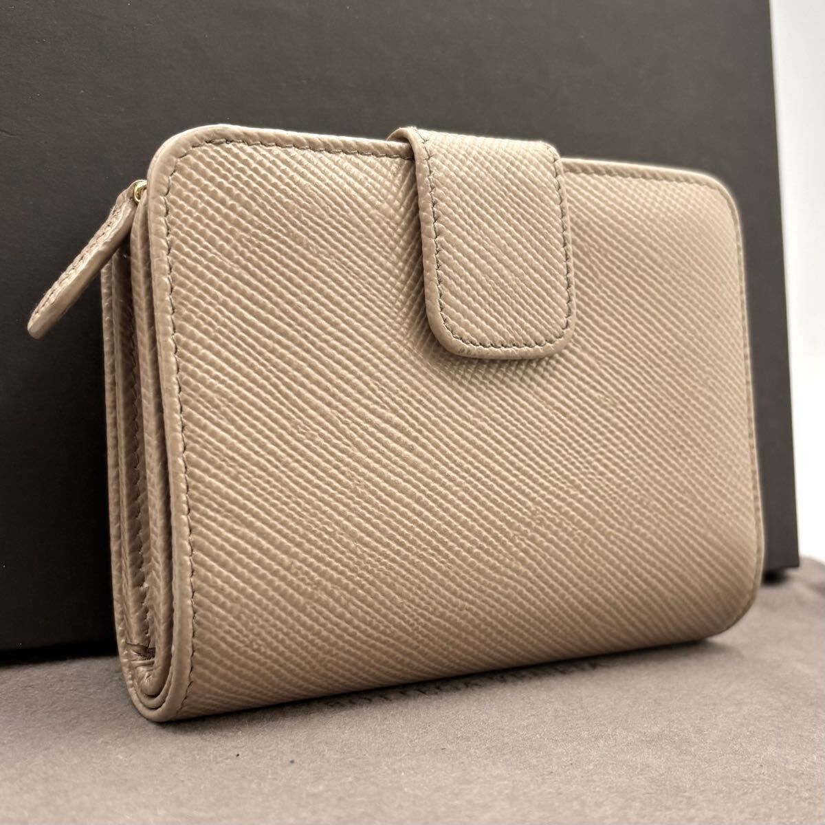 【Mmm】PRADA サフィアーノ レザー 二つ折り財布 ベージュ q27 プラダ PRADA 二つ折り財布 ピンク ベージュ サフィアーノ レザー