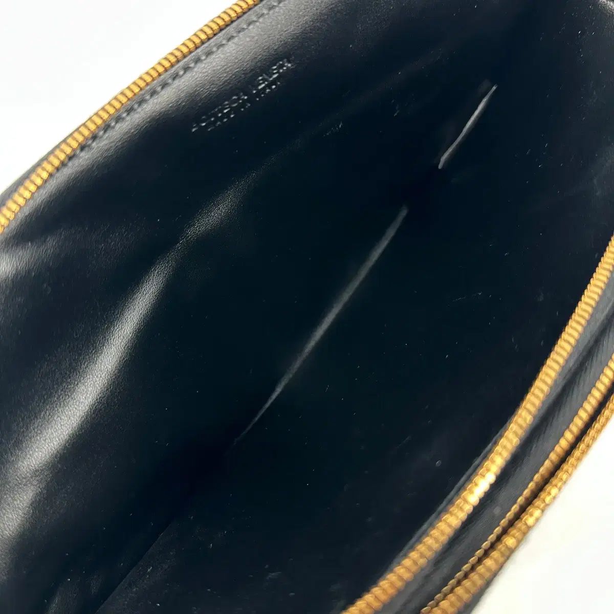 トライアングル クロスボディーバッグ