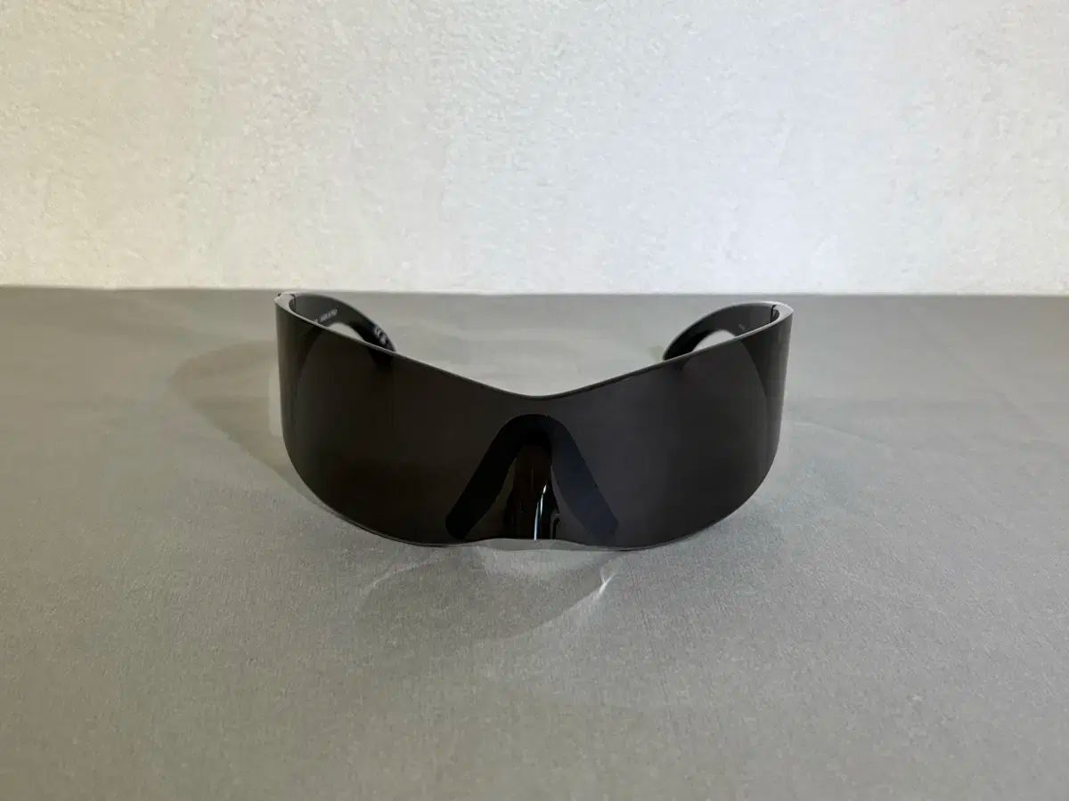 バレンシアガ パンサー マスク サングラス