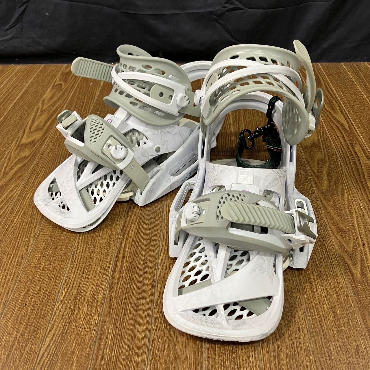 M げ交渉 BURTON バートン ビンディング ESCAPADE EST ホワイト Mサイズ ウィンタースポーツ