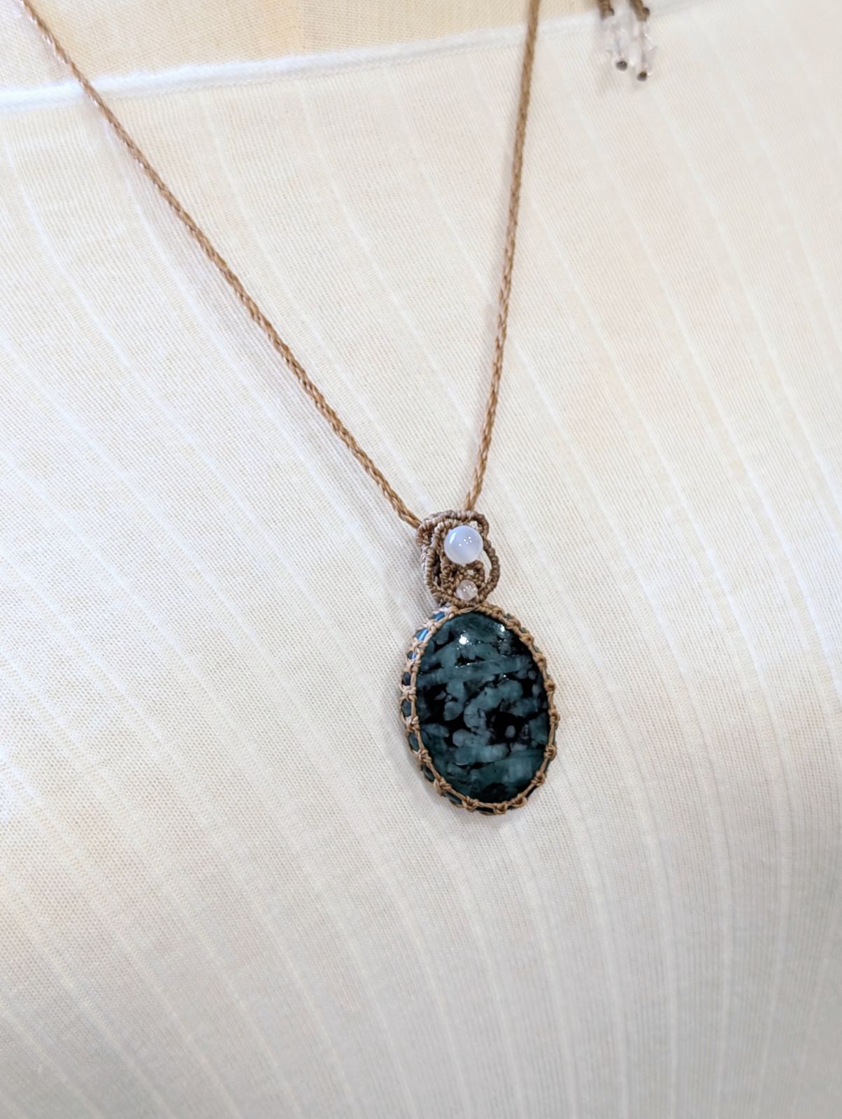 エメラルド マクラメ編みネックレス