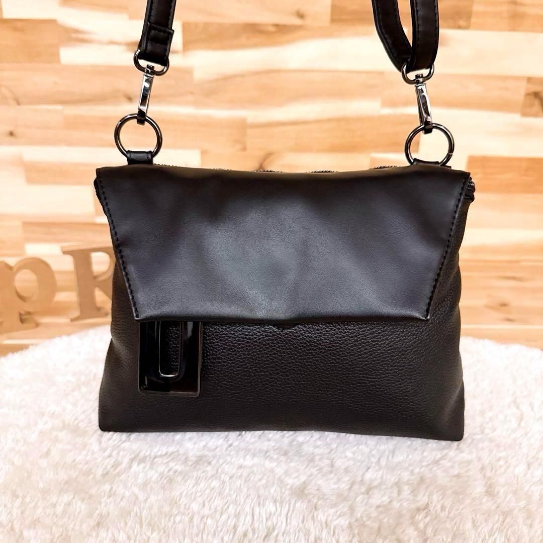 品 イアパピヨネ レザー 樹脂パーツ フラップ 2wayショルダーバッグ 黒ブラック 斜めがけ クロスボディ スクエア