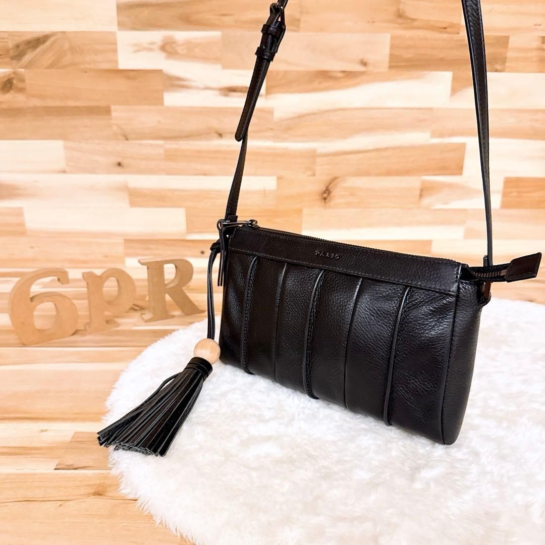 パリオ 本革イタリアンレザー ショルダーバッグ タッセル チャーム黒 ベージュ 斜めがけクロスボディ ブラック チャーム