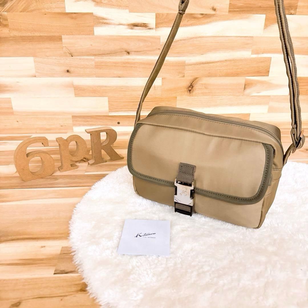 キタムラ メタル バックル スクエア ナイロン ショルダーバッグ カーキ×銀 斜めがけクロスボディ 上品きれいめ